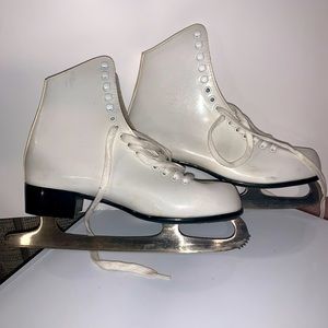 Ladies white figure skates, gently used!just sharpened last year!